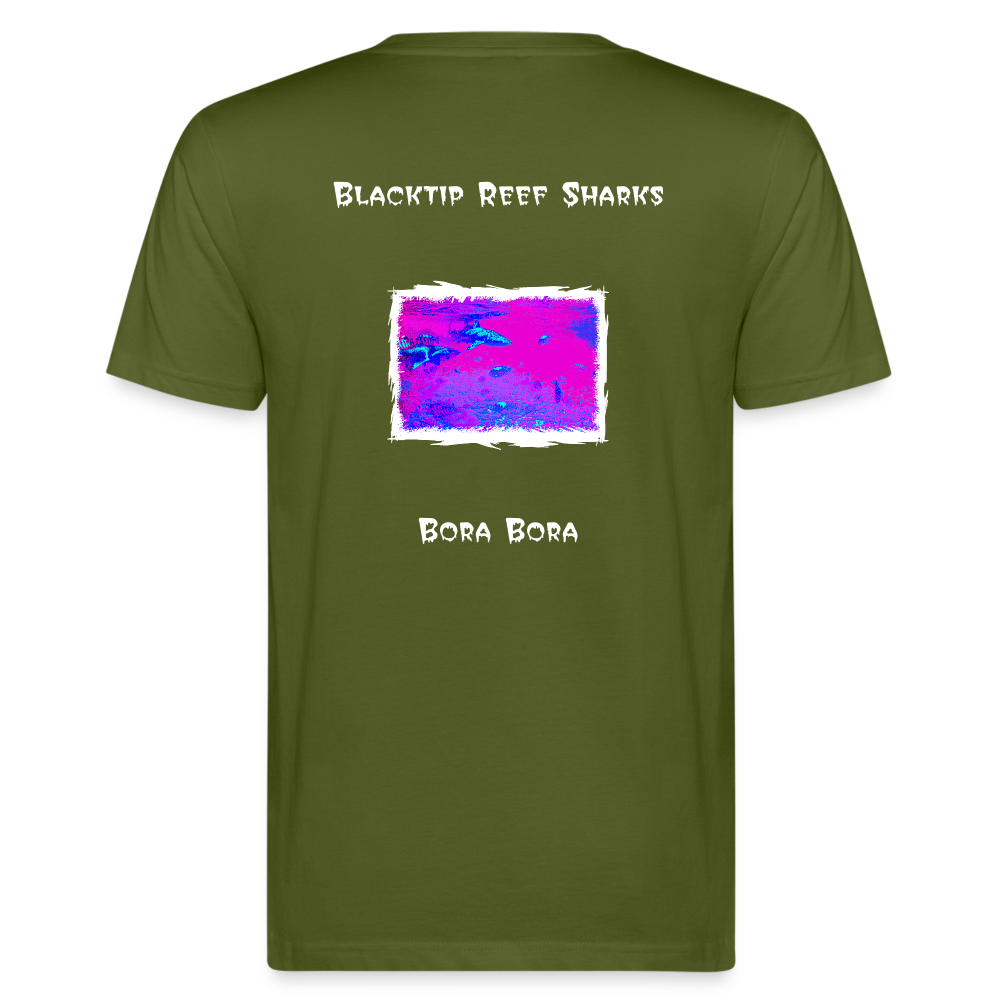 21.09.23 Taijn Torijn "Blacktip Reef Sharks - Bora Bora" - Männer Bio-T-Shirt - Moosgrün